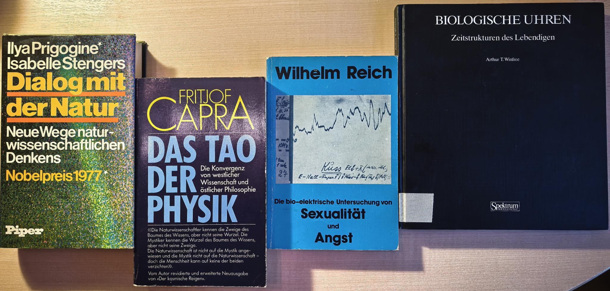 Prigogine, Capra, Reich und Winfree – alte Originalbücher